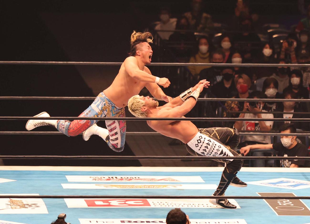 IWGP USヘビー級選手権　棚橋対SANADA SANADA（右）を攻める棚橋（撮影・黒川智章）