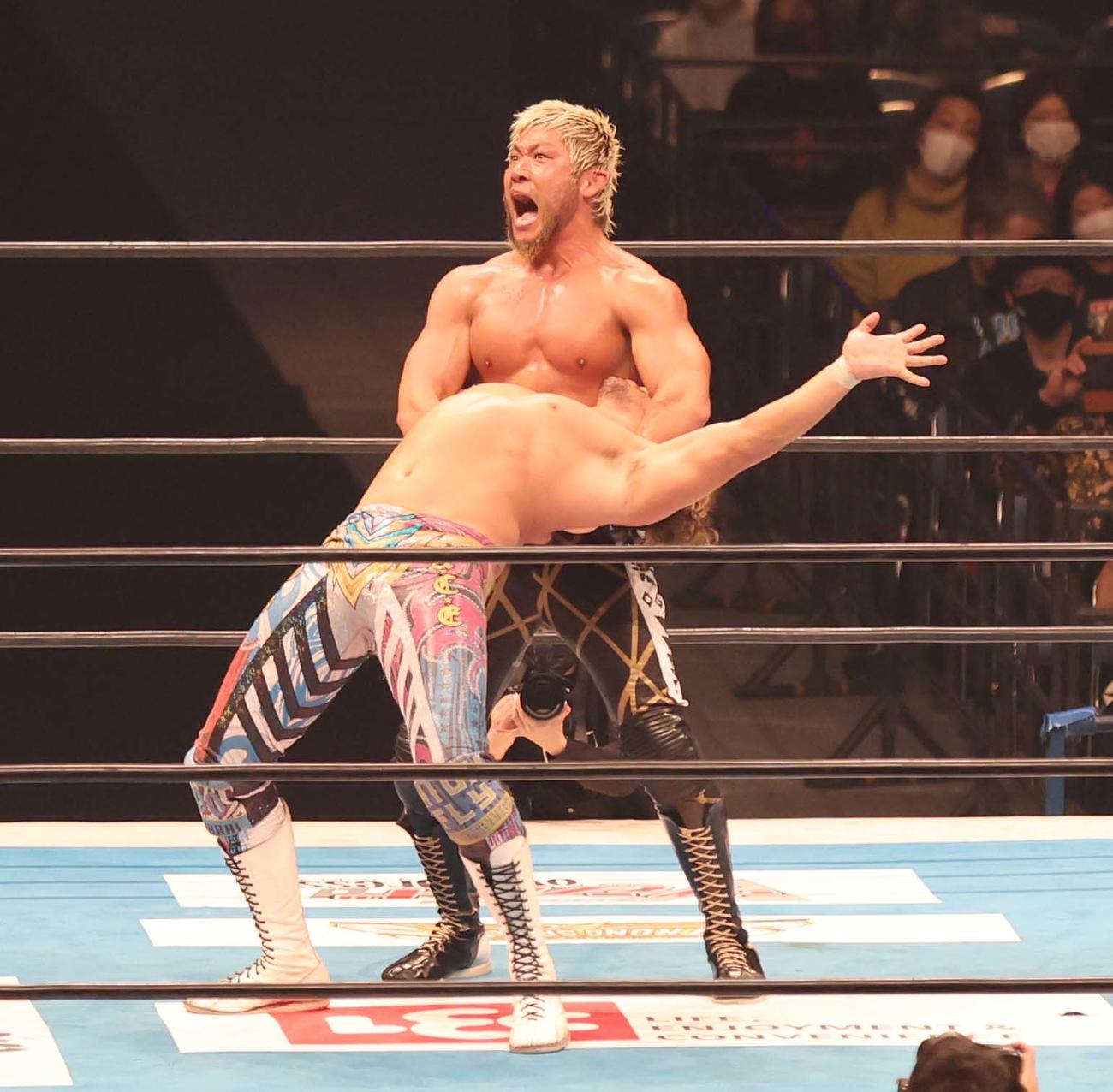 IWGP USヘビー級選手権　棚橋対SANADA　棚橋を責めるSANADA（撮影・黒川智章）