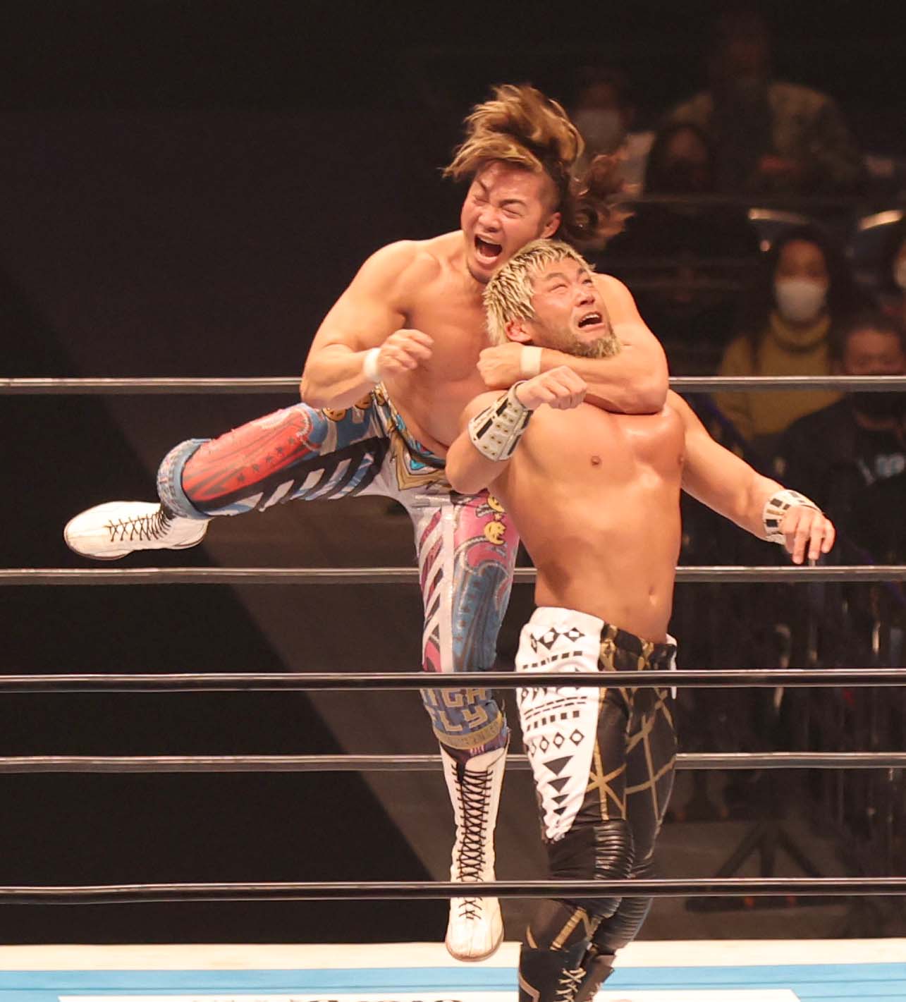 IWGP USヘビー級選手権　棚橋対SANADA SANADA（右）を攻める棚橋（撮影・黒川智章）