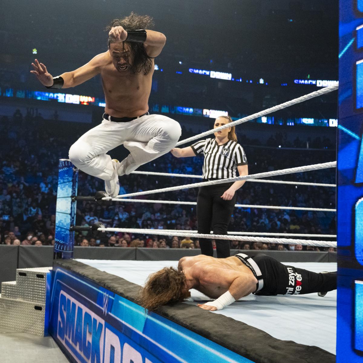 挑戦者ゼイン（下）に断崖式ニードロップを狙うインターコンチネンタル王者中邑（C）2022 WWE, Inc. All Rights Reserved.