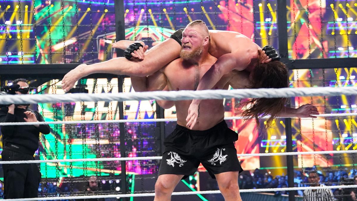 リドル（上）を捕獲し、F5を狙うレスナー（C）2022 WWE, Inc. All Rights Reserved.