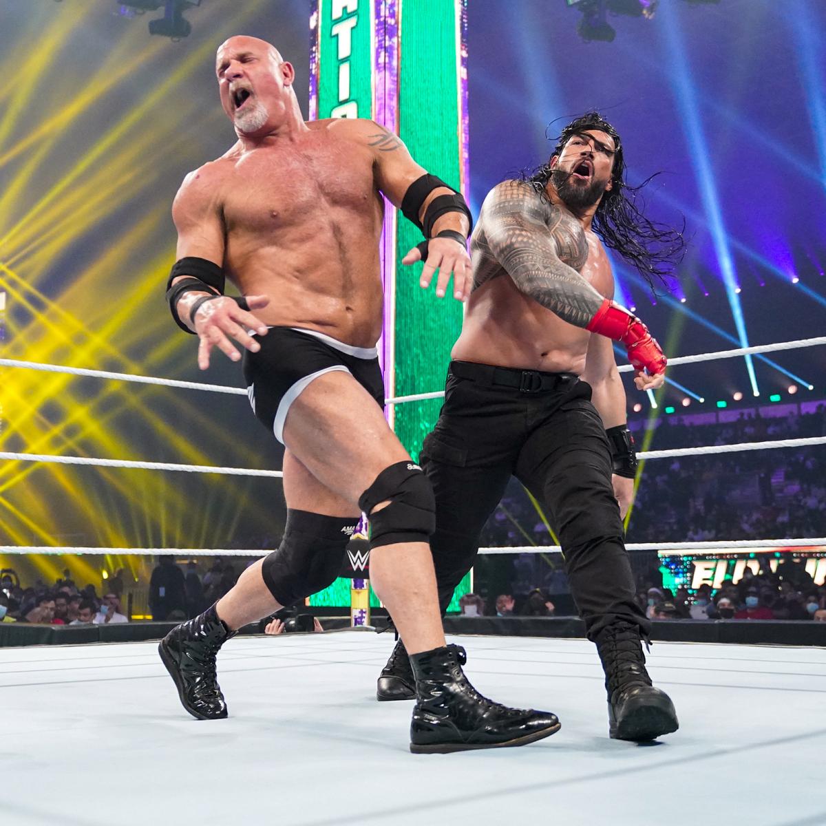 WWEユニバーサル王者レインズ（右）と激しい攻防を繰り広げた「超人類」ゴールドバーグ（C）2022 WWE, Inc. All Rights Reserved.