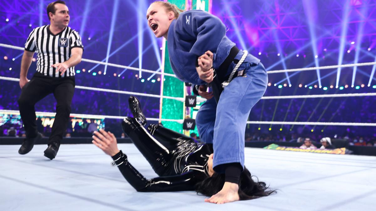 デビル（下）の右腕を捕まえ、腕ひしぎ逆十字固めを狙う（C）2022 WWE, Inc. All Rights Reserved.