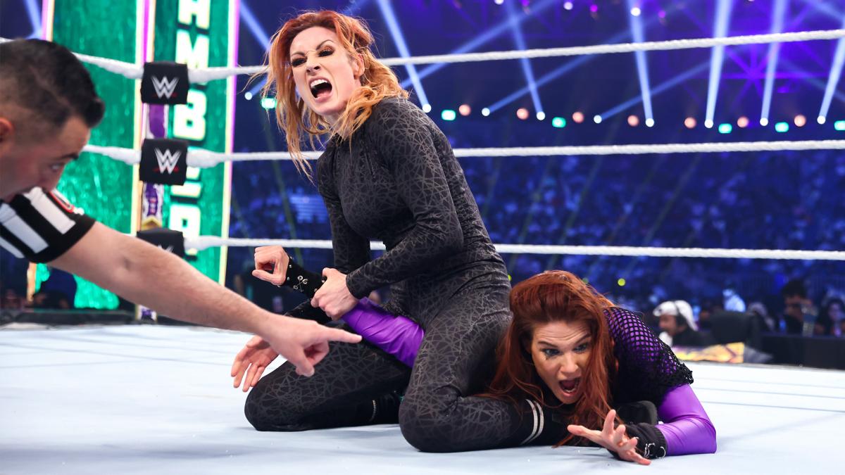 リタ（右）にディスアーマーを狙うロウ女子王者リンチ（C）2022 WWE, Inc. All Rights Reserved.