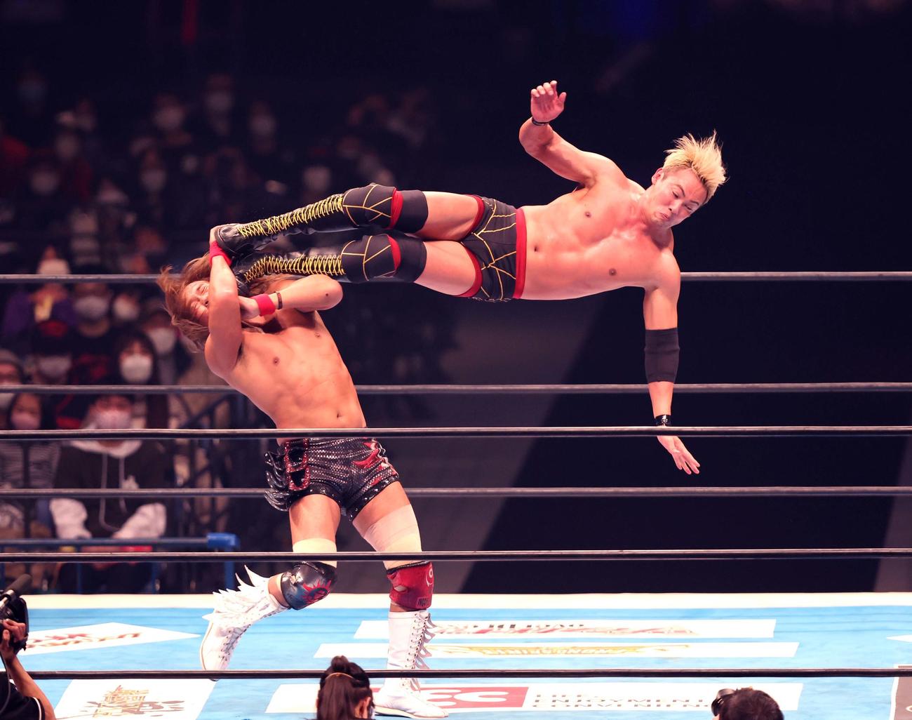 IWGP世界ヘビー級選手権　内藤にドロップキックするオカダ（撮影・黒川智章）