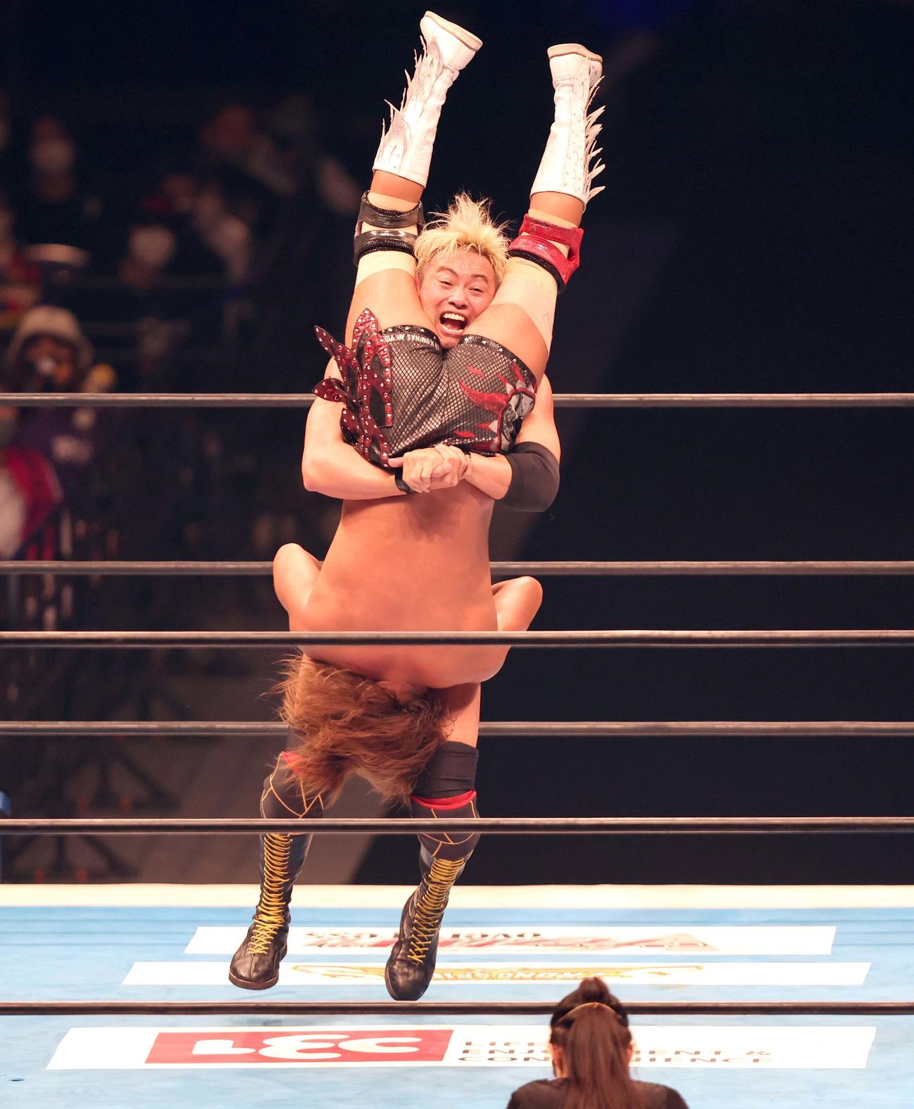 IWGP世界ヘビー級選手権　内藤の頭をマットに打ち付けるオカダ（撮影・黒川智章）