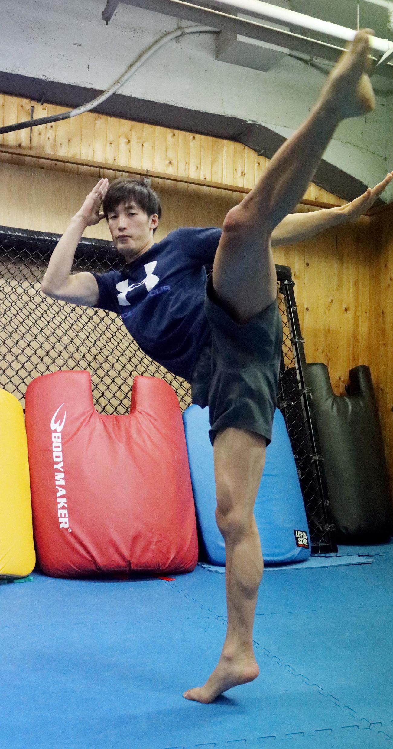 強烈なキックが武器の山川（撮影・永野高輔）