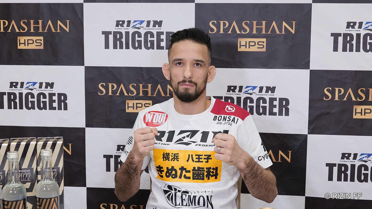 RIZIN TRIGGER2大会の前々日インタビューでポーズを取るクレベル（提供・RIZIN FF）