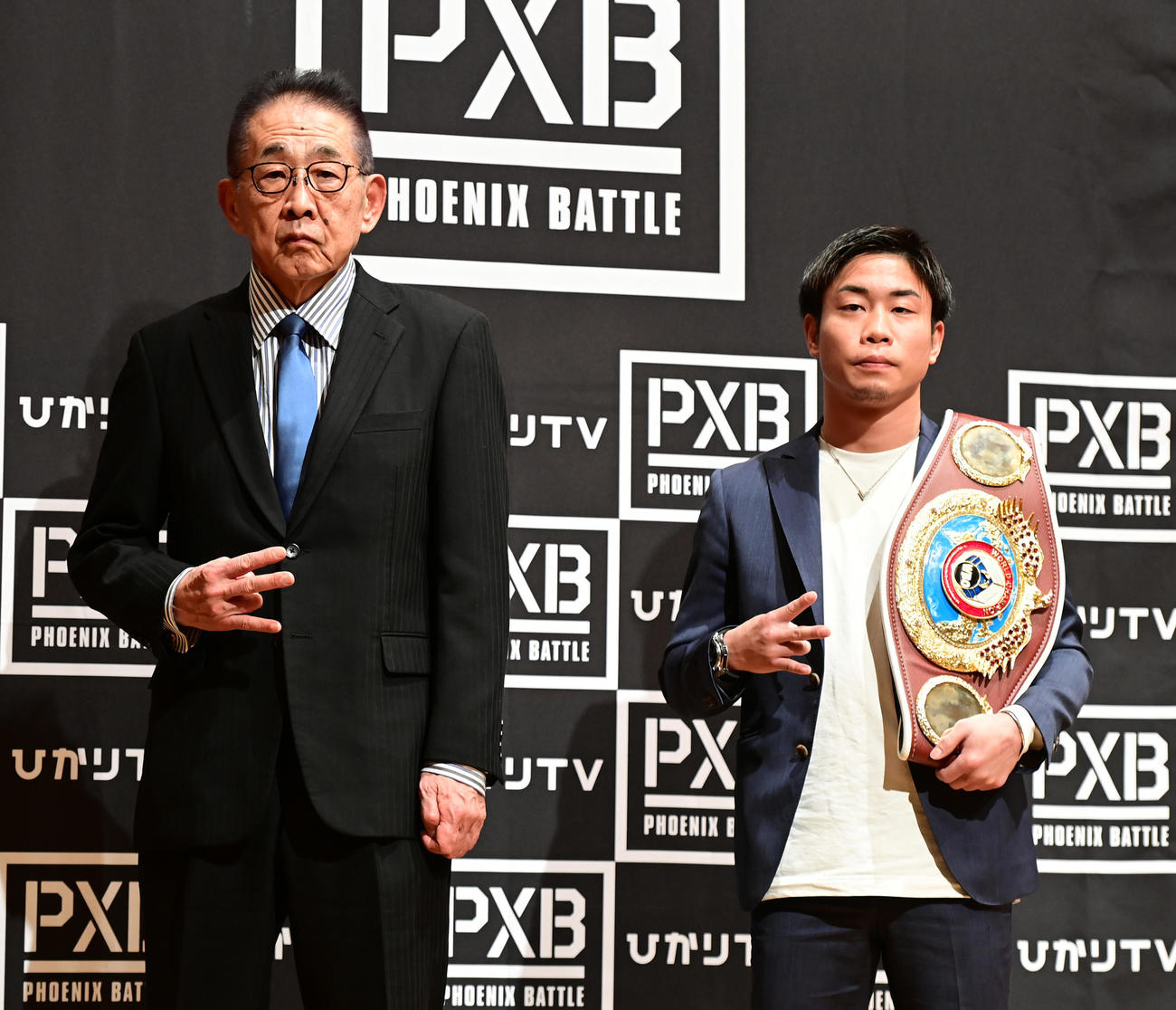 ボクシングWBO世界ミニマム級タイトルマッチで初防衛に臨む谷口。左はワタナベボクシングジムの渡辺会長（撮影・小沢裕）