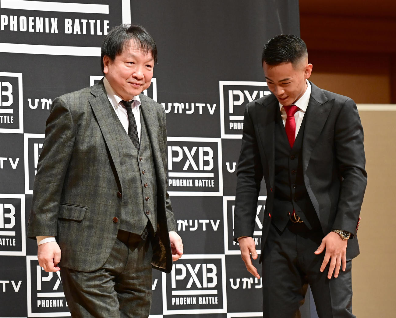 大橋ボクシングジムの大橋会長（左）はスーパーバンタム級10回戦に臨む武居とのにらみあいを終えてしてやったりの表情を見せる（撮影・小沢裕）