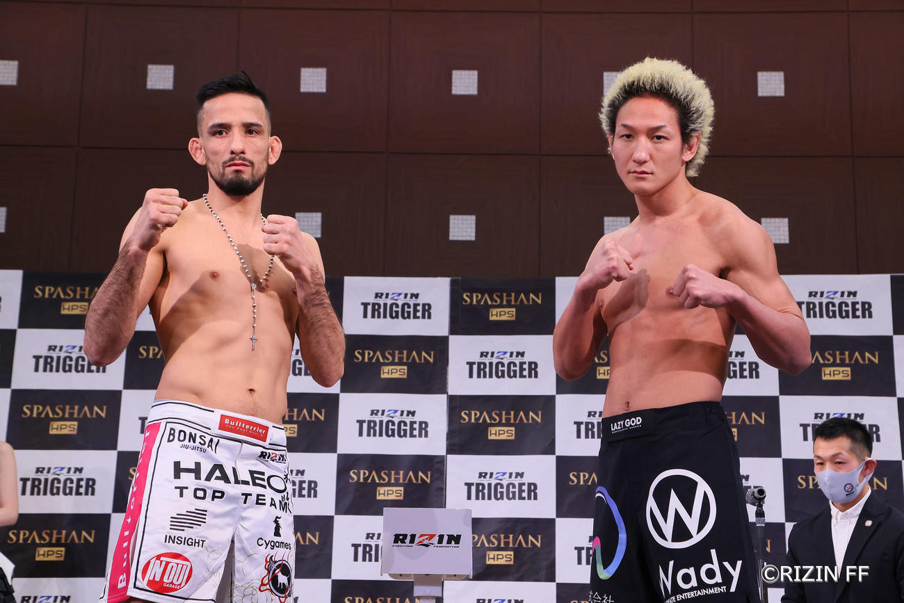 RIZIN TRIGGER2大会の前日計量を終え写真に納まるクレベル（左）と佐々木（提供・RIZIN FF）