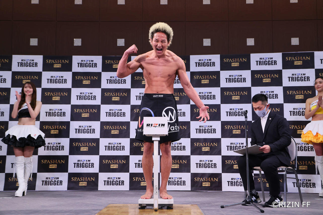 RIZIN TRIGGER2大会の前日計量をパスしガッツポーズする佐々木（提供・RIZIN FF）