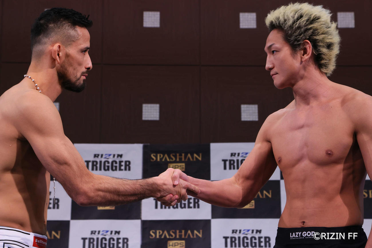RIZIN TRIGGER2大会の前日計量で握手を交わすクレベル（左）と佐々木（提供・RIZIN FF）