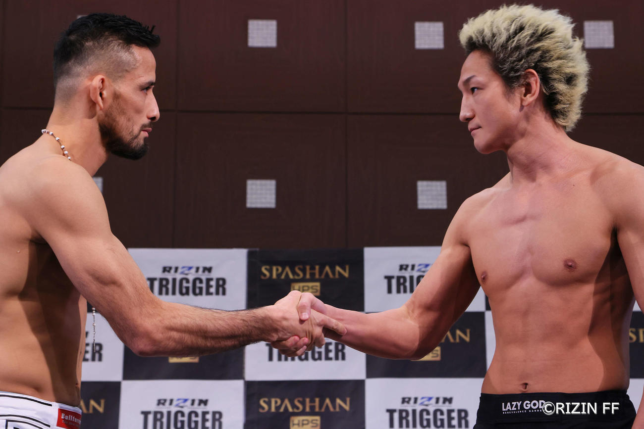 前日計量を握手を交わす佐々木（右）とクレベル・コイケ（RIZIN FF提供）