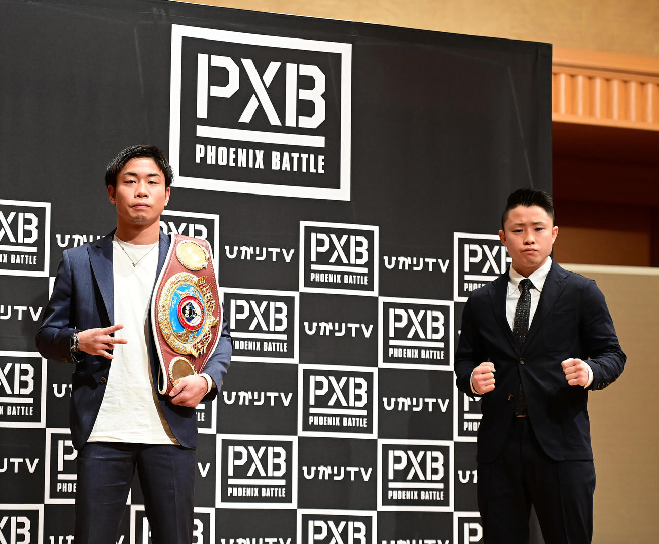 ボクシングWBO世界ミニマム級タイトルマッチで初防衛に臨む谷口（左）と挑戦者の石沢（撮影・小沢裕）