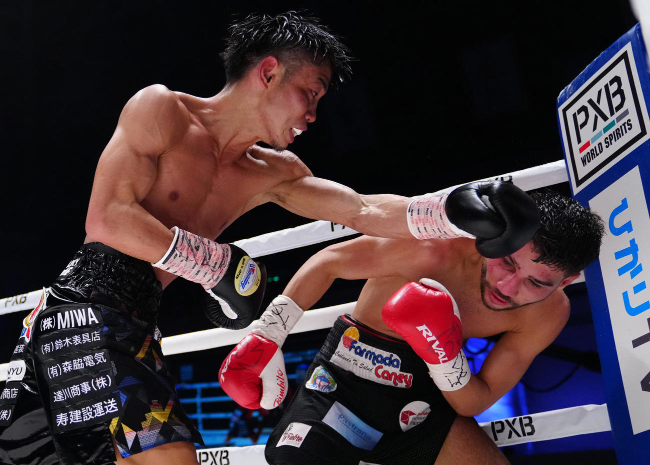 21年12月、WBO世界ミニマム級タイトルマッチでメンデス（右）を攻める谷口