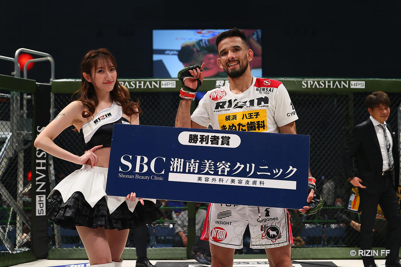 勝利者賞に笑顔を見せるクレベル・コイケ（C）RIZIN FF