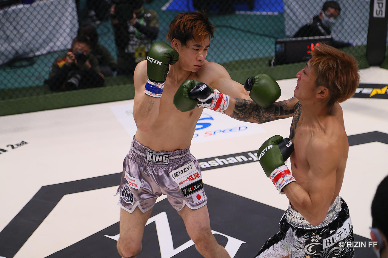 桃翔を攻める伊藤勇大（C）RIZIN FF