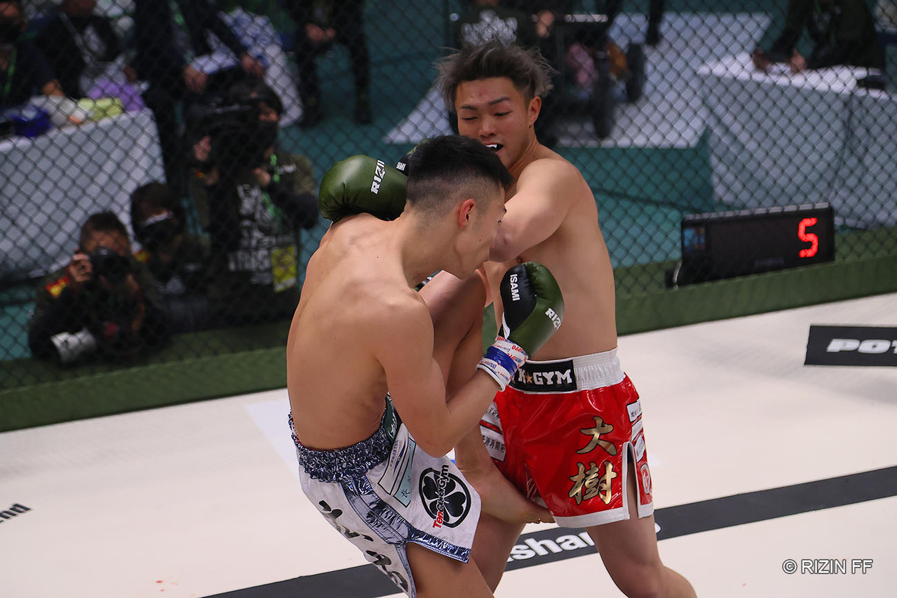 仲川広汰（左）にパンチを打ち込む大樹（C）RIZIN FF