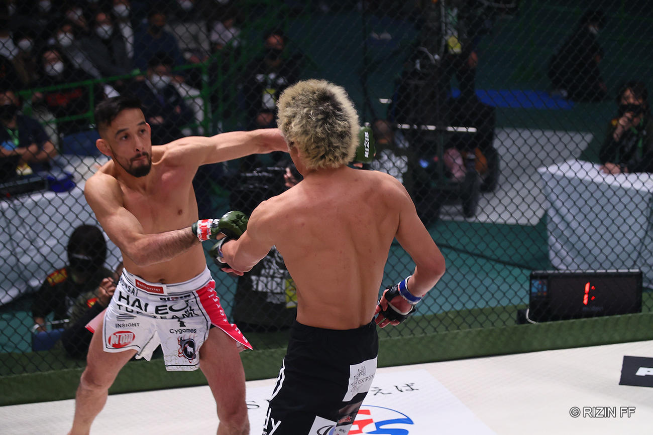 攻めるクレベル・コイケ（C）RIZIN FF