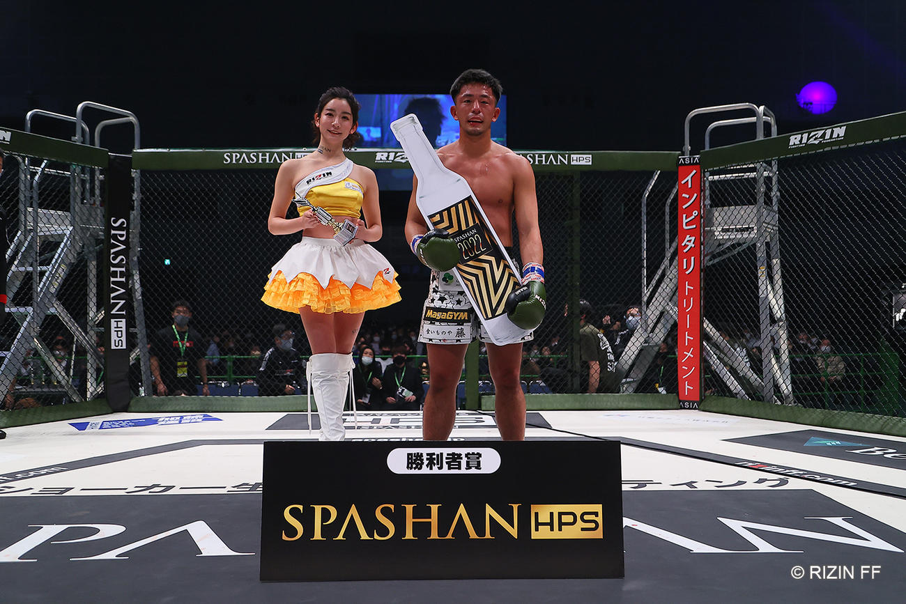勝利した竹内皇貴（C）RIZIN FF