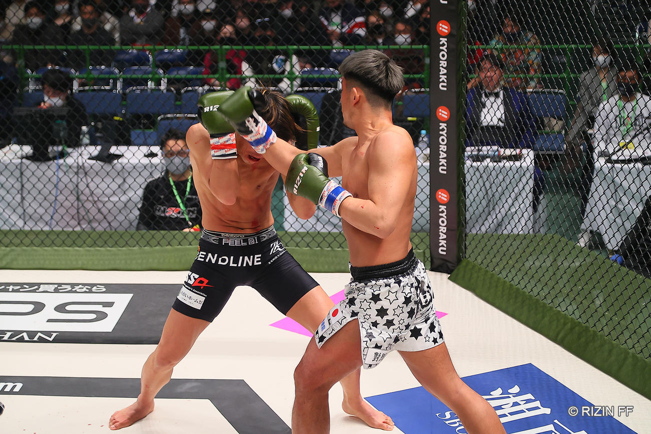 北川裕紀を攻める竹内皇貴（C）RIZIN FF