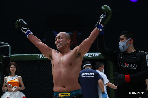 勝利したマウンテンRYUGO（C）RIZIN FF