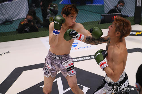 桃翔を攻める伊藤勇大（C）RIZIN FF