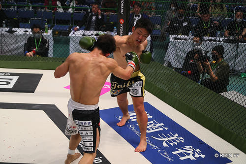 MASANARIにパンチを打ち込む松井大樹（C）RIZIN FF