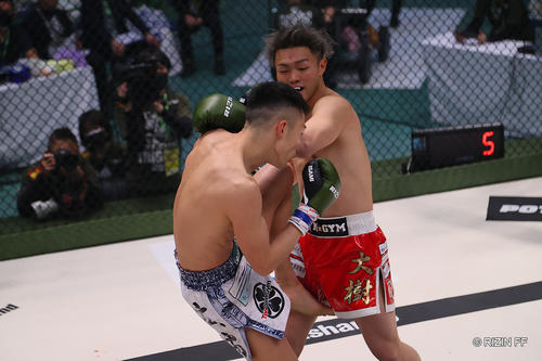仲川広汰（左）にパンチを打ち込む大樹（C）RIZIN FF