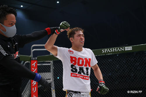 勝利した内山拓真（C）RIZIN FF