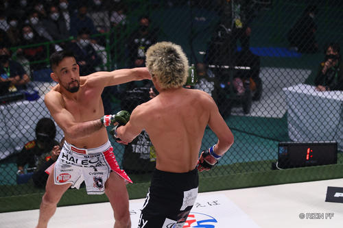 攻めるクレベル・コイケ（C）RIZIN FF