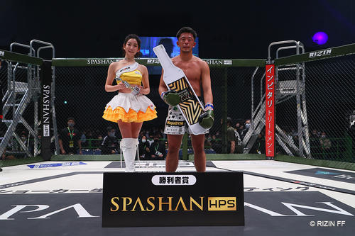 勝利した竹内皇貴（C）RIZIN FF
