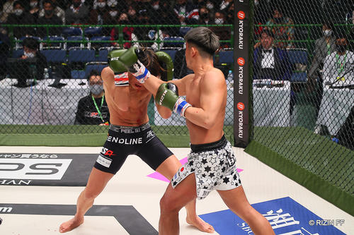 北川裕紀を攻める竹内皇貴（C）RIZIN FF