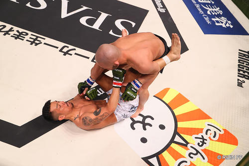 倉本一真（下）と対戦する加藤ケンジ（C）RIZIN FF