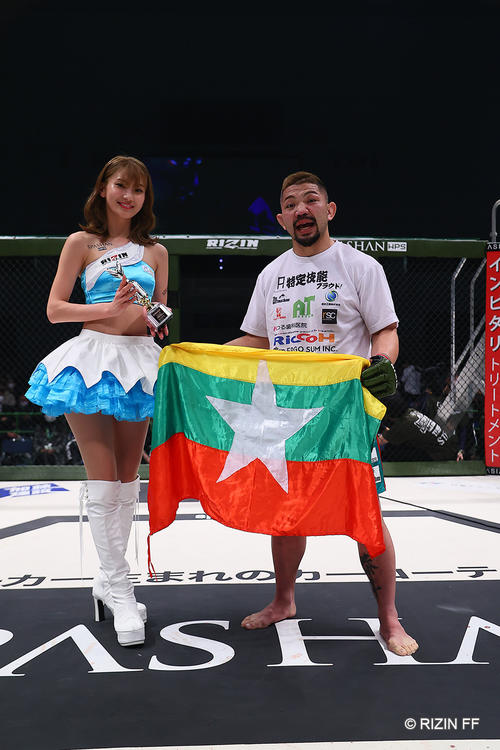 勝利した渡慶次幸平（C）RIZIN FF