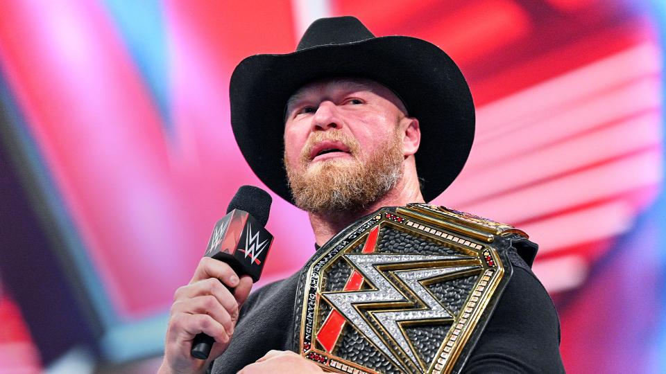 ロウ大会オープニングに登場したWWEヘビー級王者レスナー（Ｃ）2022 WWE, Inc. All Rights Reserved.