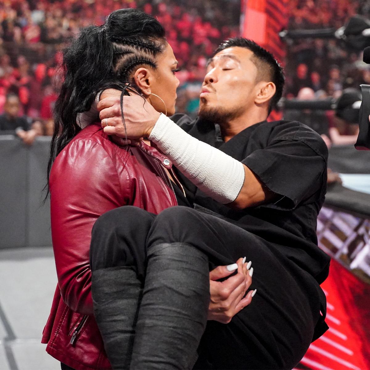 タミーナ（左）にキスを求める戸沢陽（C）2022 WWE, Inc. All Rights Reserved.