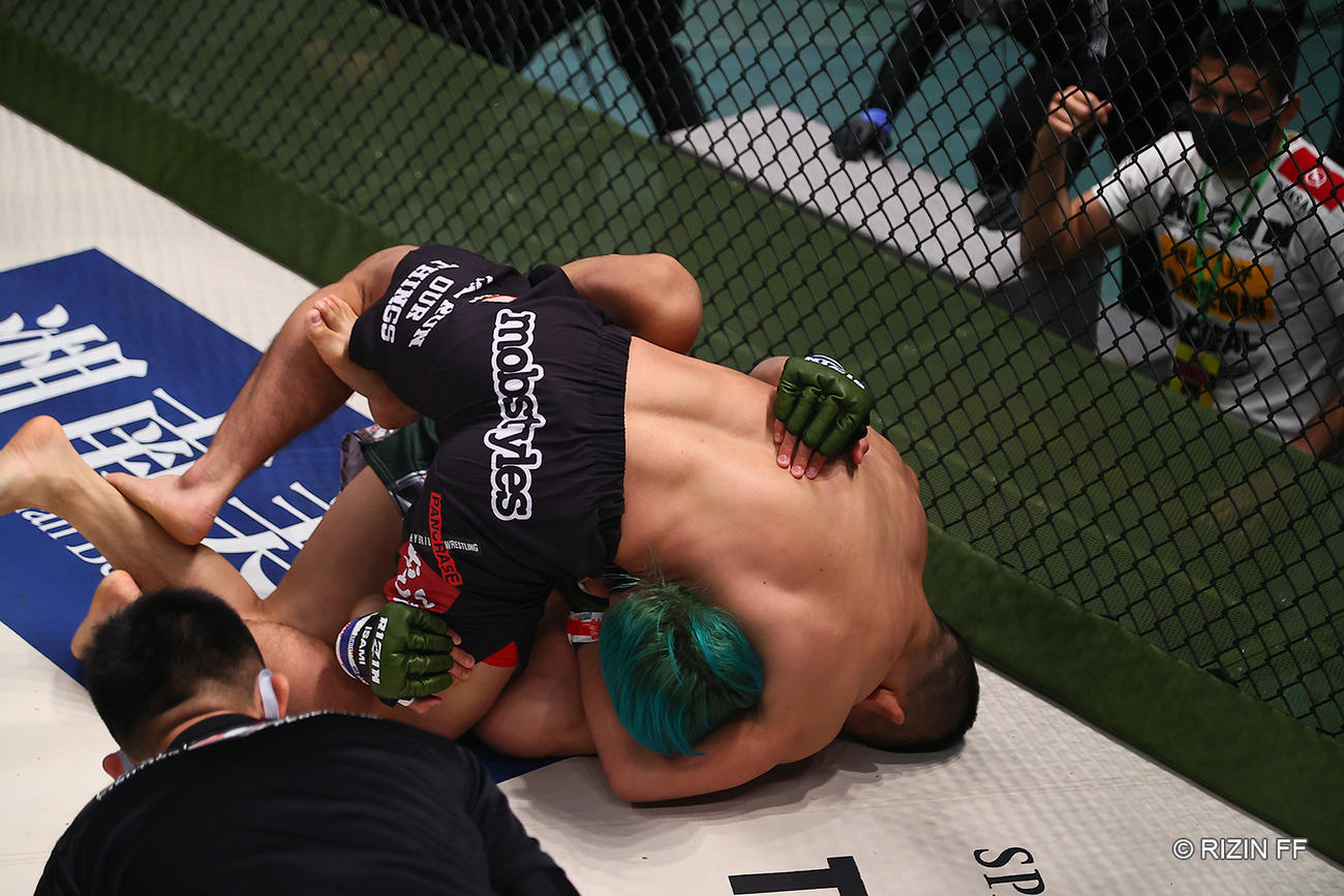 鈴木琢仁（下）を押さえ込むアキラ（C）RIZIN FF