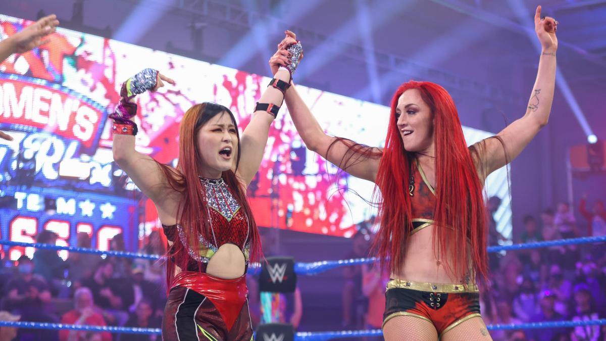 女子ダスティ・ローズ杯タッグチーム・クラシック1回戦で勝利した紫雷イオ（左）、ケイ・リー・レイ組（C）2022 WWE, Inc. All Rights Reserved.