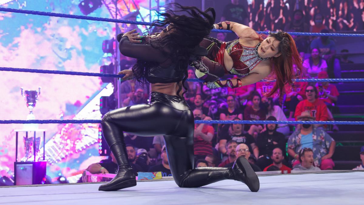 ラッシュ・レジェンド（左）に619を蹴りこむ紫雷イオ（C）2022 WWE, Inc. All Rights Reserved.