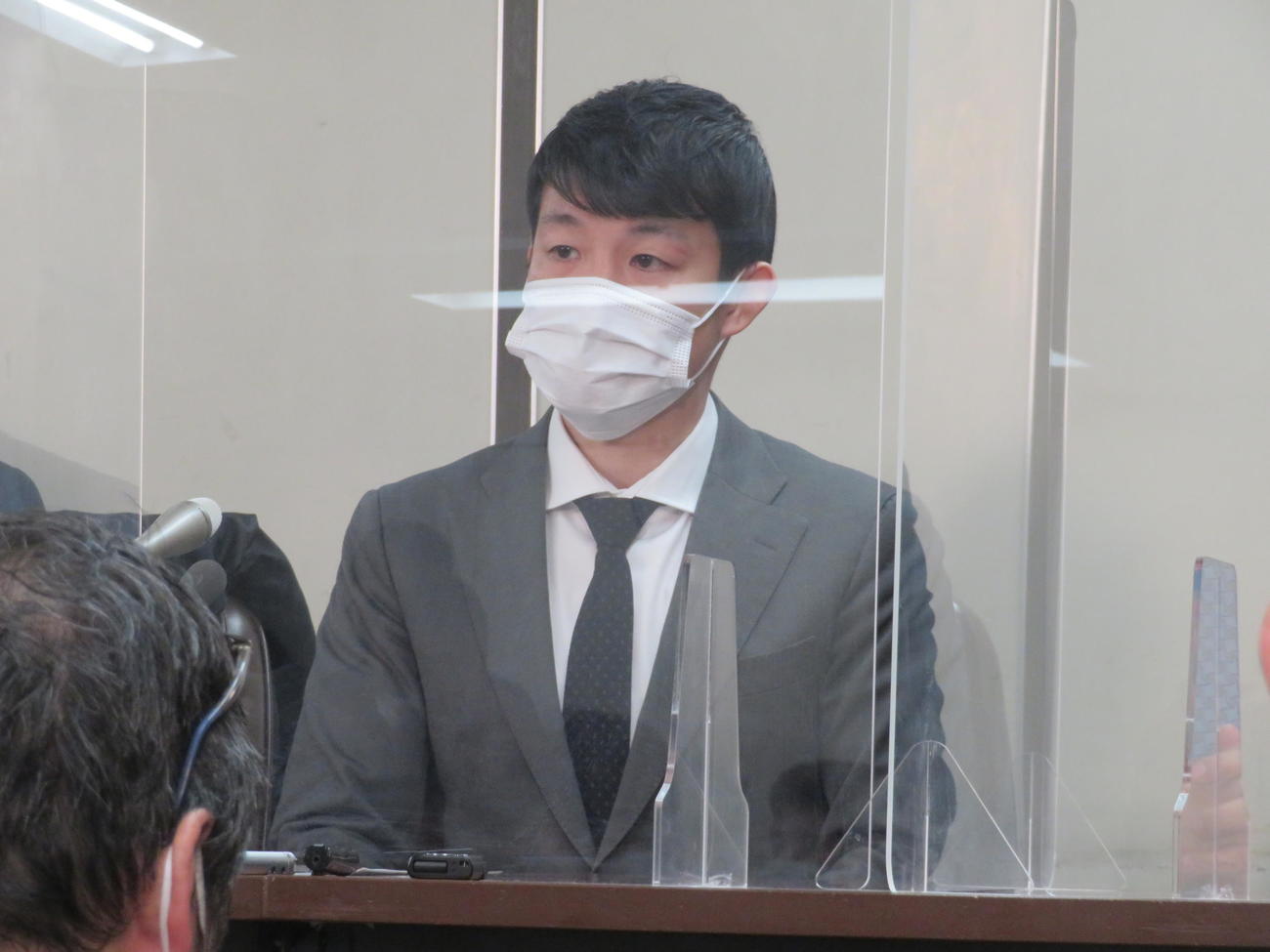 都内で会見する元世界3階級制覇王者亀田興毅氏
