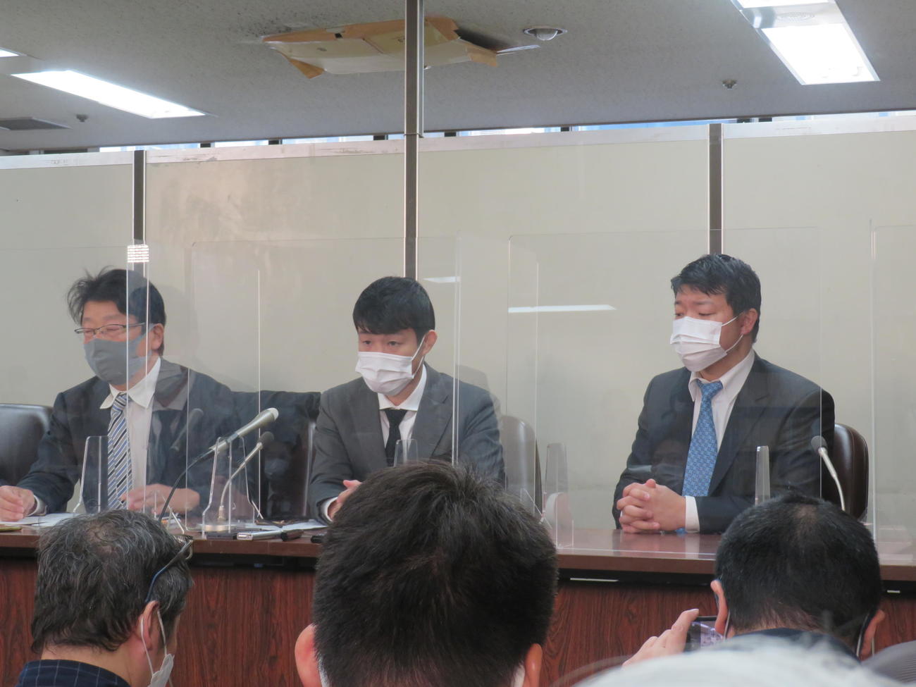 東京高裁での判決後、都内で会見する元世界3階級制覇王者亀田興毅氏（中央）。右は元世界2階級制覇王者の次男大毅氏、左は北村晴男弁護士