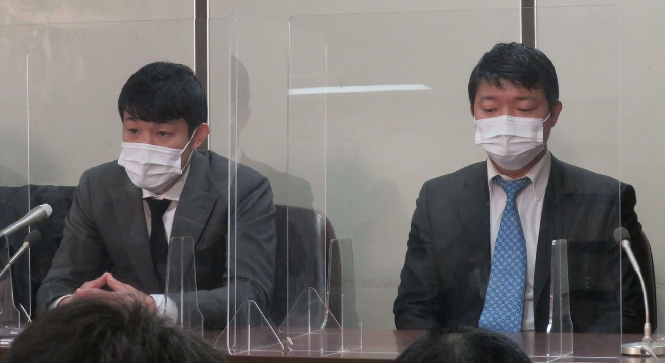 二審判決後、会見に臨んだ元世界3階級制覇王者亀田興毅氏（左）と元世界2階級制覇王者亀田大毅氏