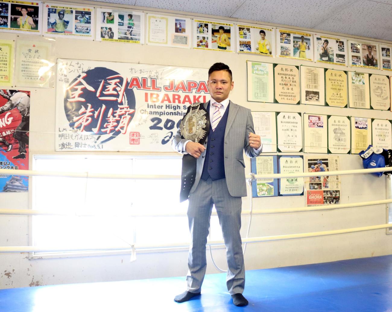 ベルトを担ぎ母校のリングに立つ日本バンタム級王者の沢田（中央）（撮影・永野高輔）