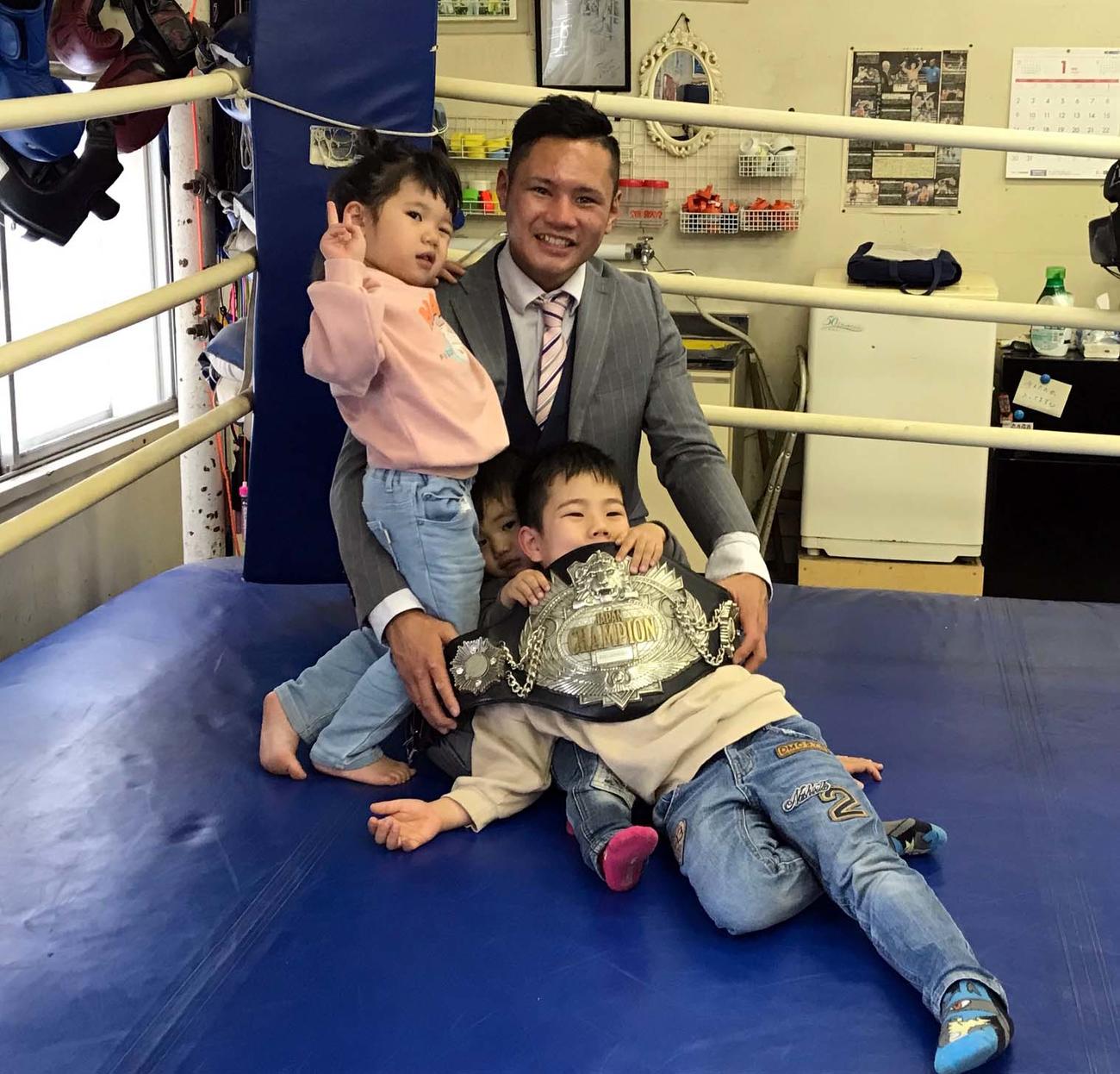 3人の子どもと母校のリングに上がる沢田（撮影・永野高輔）