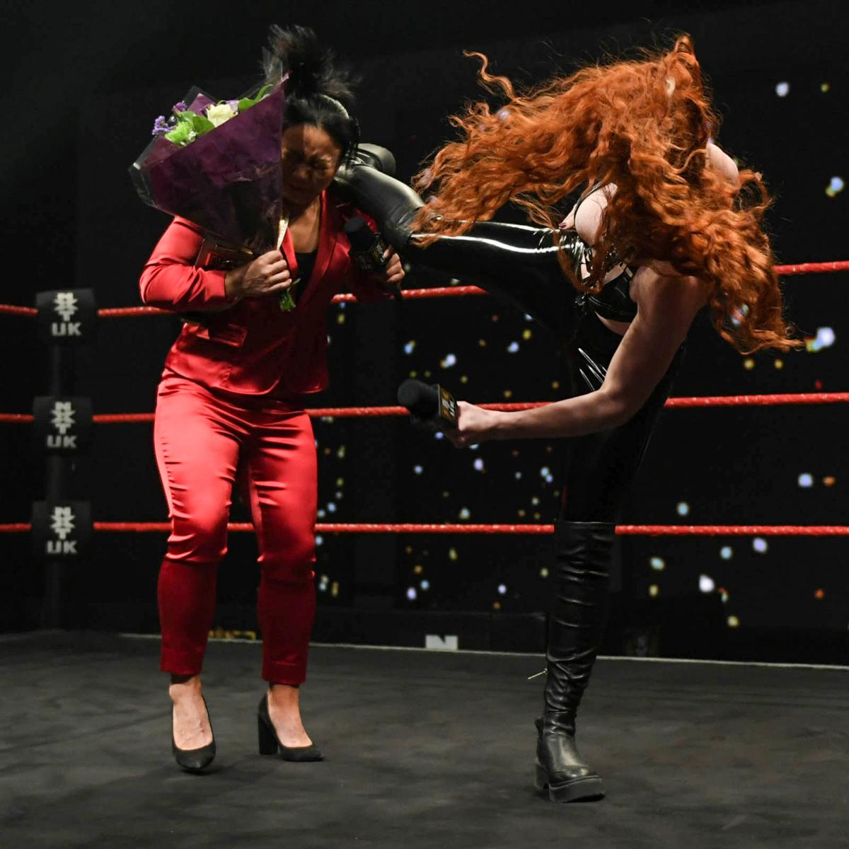 セレモニー中にアイラ・ドーン（右）のハイキックを浴びたNXT・UK女子王者里村明衣子（C）2022 WWE, Inc. All Rights Reserved.