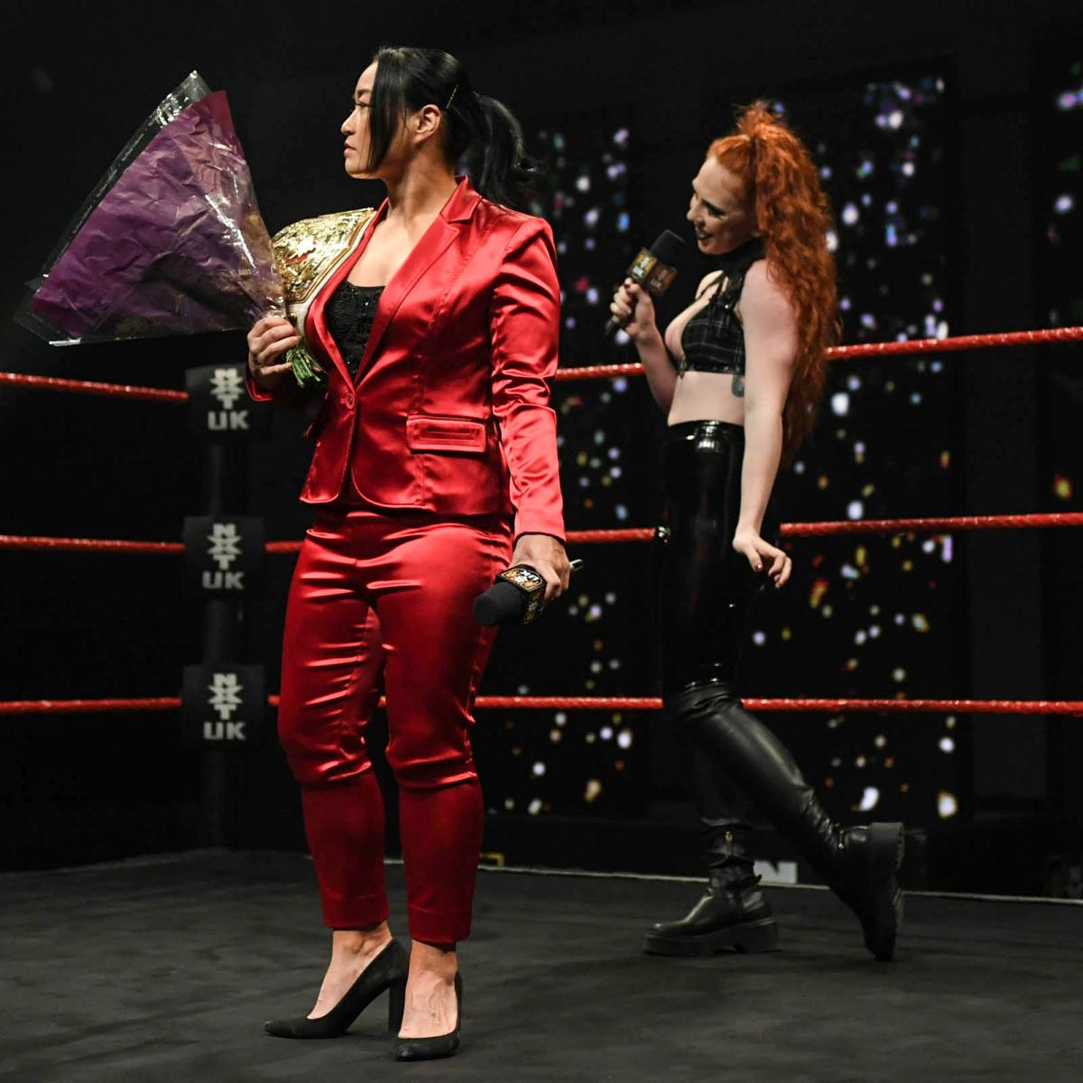 セレモニー中にアイラ・ドーン（右）に挑発されたNXT・UK女子王者里村明衣子（C）2022 WWE, Inc. All Rights Reserved.