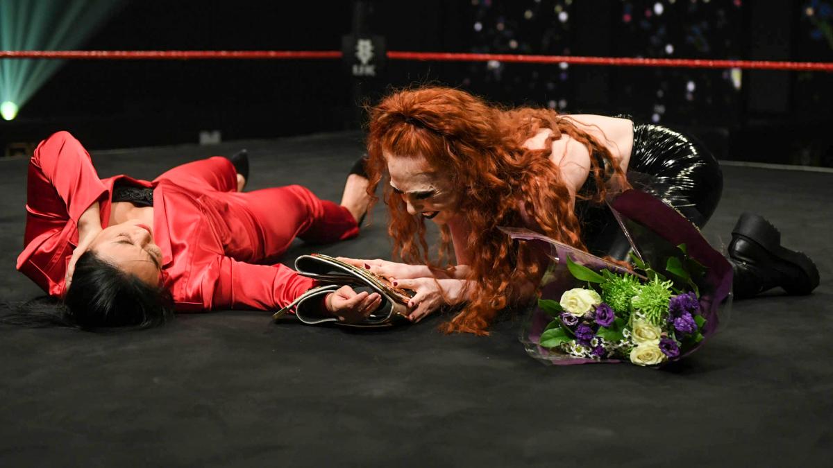 アイラ・ドーン（右）のハイキックで撃沈したNXT・UK女子王者里村明衣子（C）2022 WWE, Inc. All Rights Reserved.