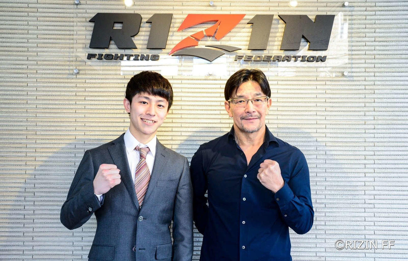 写真に納まる吉成（左）と榊原CEO（提供・RIZIN FF）